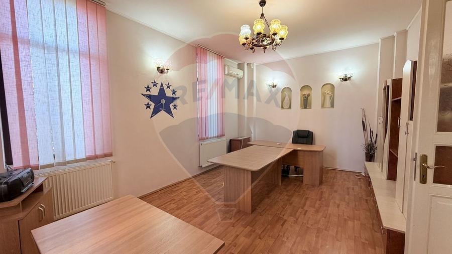 Casă cu 4 camere cu Teren 435 Mp în Central