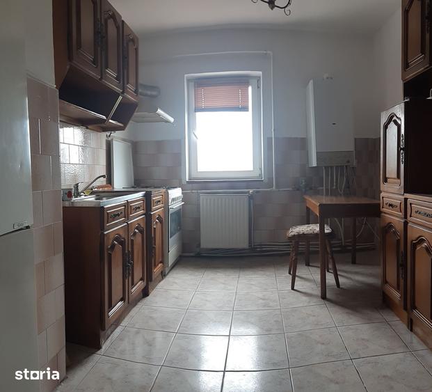 Apartament cu 3 camere decomandat în Cornișa