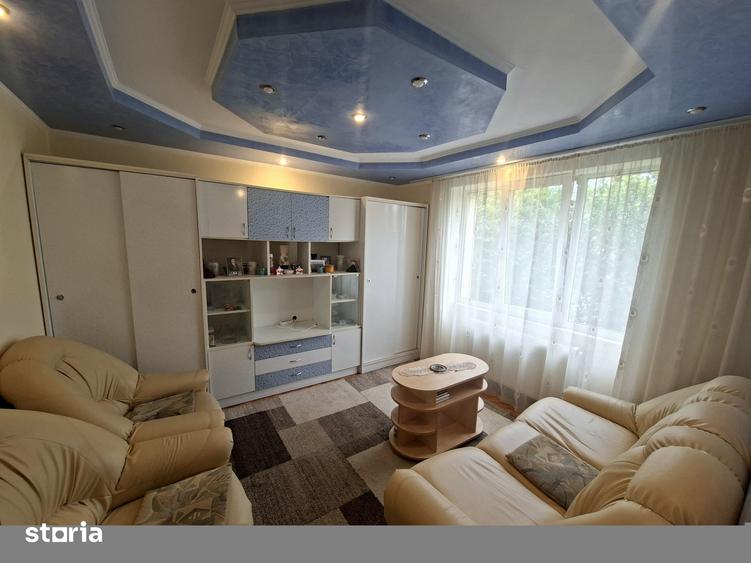 Apartament cu 3 camere decomandat în Botizului