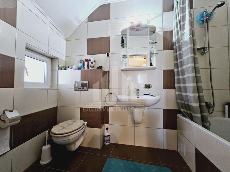 Casă individuală cu 8 camere cu Canalizare în Cetate
