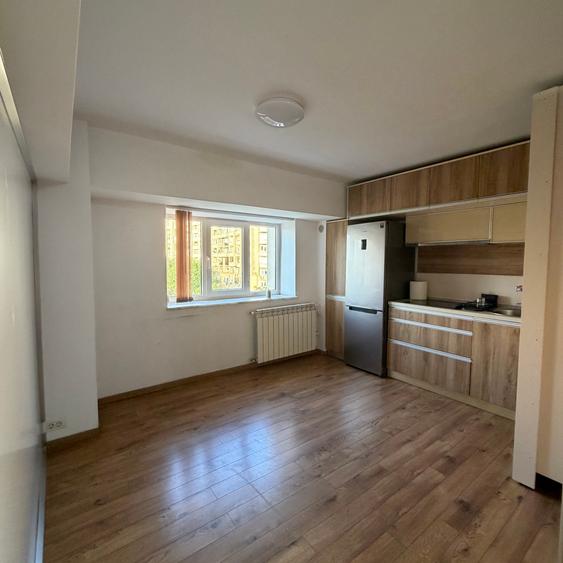 Apartament cu 3 camere semidecomandat în P-ța Alba Iulia