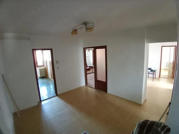 Apartament cu 4 camere semidecomandat în Petros