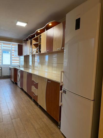 Apartament cu 3 camere semidecomandat în Faleză