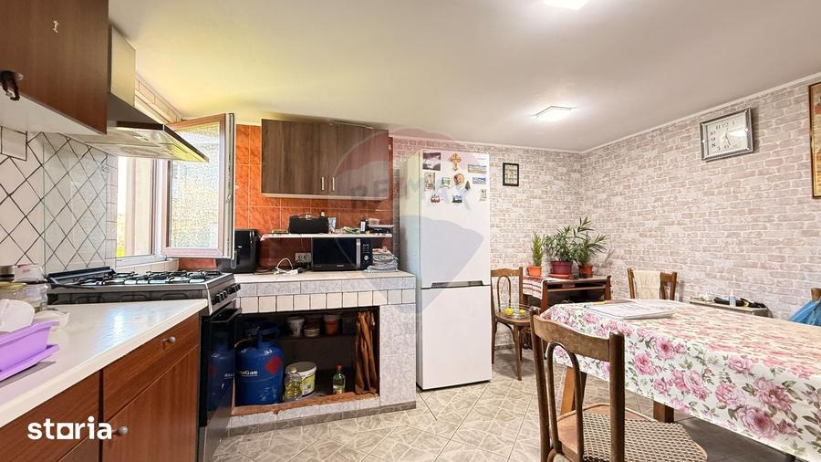 Casă cu 7 camere cu Teren 1592 Mp în Periș