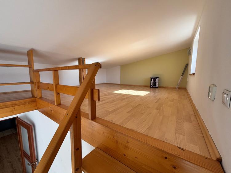 Apartament cu 3 camere semidecomandat în Florești