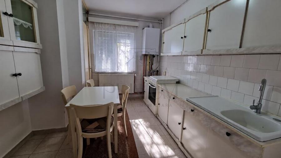 Apartament cu 4 camere decomandat, mobilat în Aradului