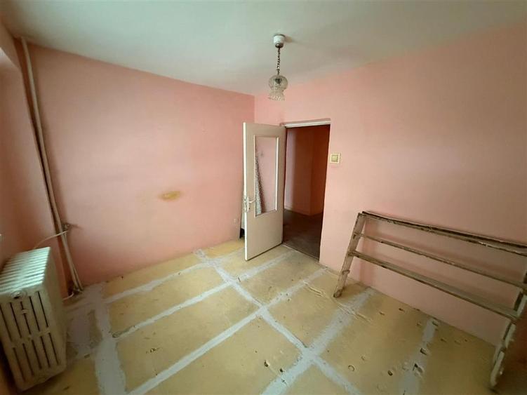 Apartament cu 4 camere decomandat în Central