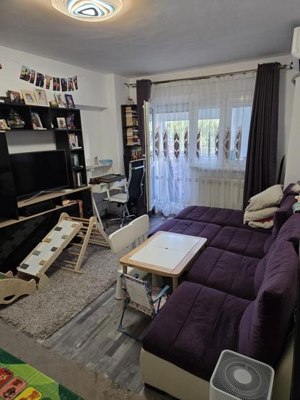 Apartament cu 3 camere semidecomandat în Vitan