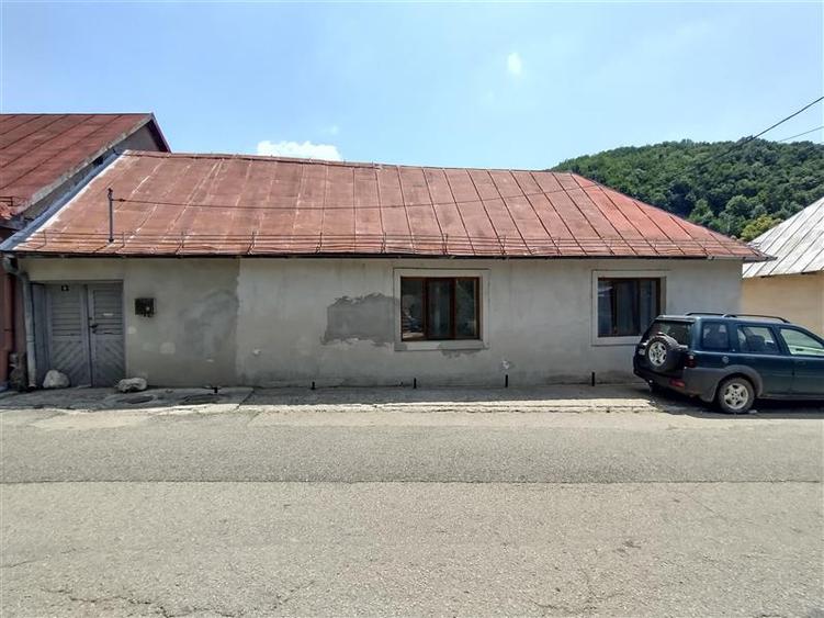 Casă individuală cu 3 camere cu Canalizare în Vest