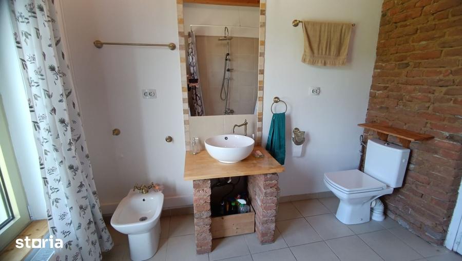 Casă cu 3 camere cu Teren 2135 Mp în Petrești