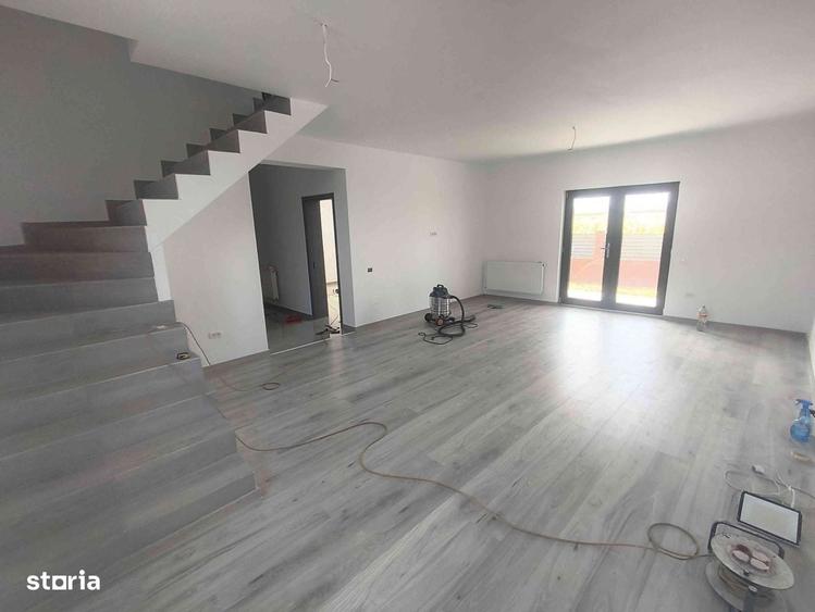 Casă cu 4 camere cu Teren 400 Mp în Domnești