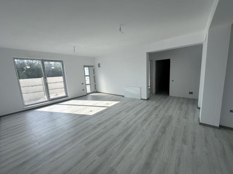Casă cu 4 camere în Joița