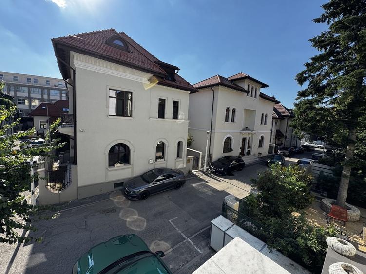 Casă individuală cu 9 camere cu Canalizare în P-ța Unirii