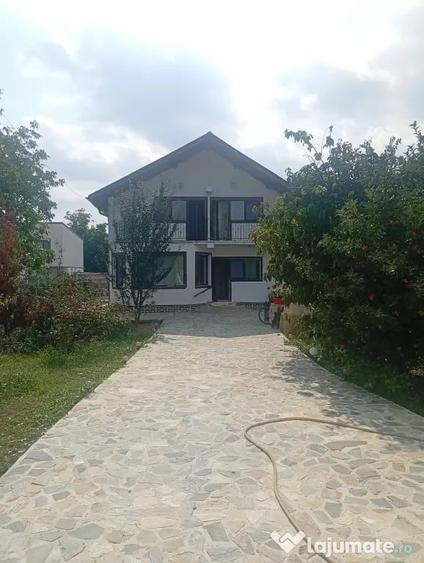 Casă cu 4 camere în Ștefănești