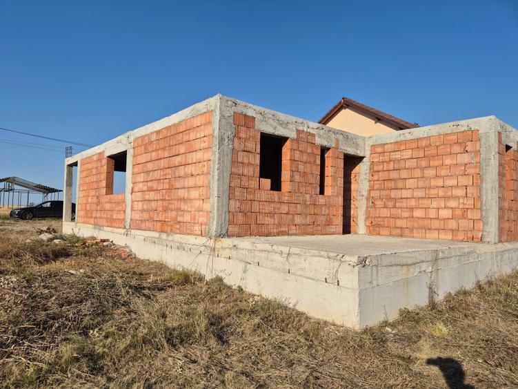Casă cu 4 camere în Frumușeni
