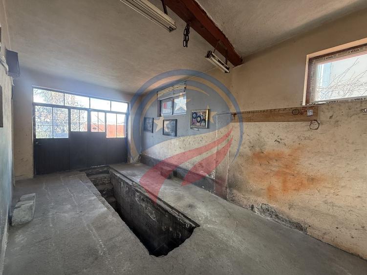 Casă individuală cu 8 camere cu Canalizare în 1 Mai