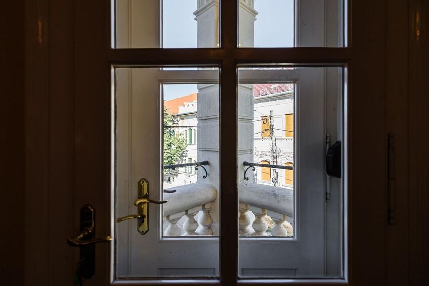 Apartament cu 3 camere semidecomandat, mobilat în Ultracentral