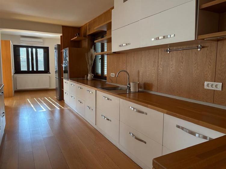 Casă individuală cu 7 camere cu Teren 1220 Mp în Pipera
