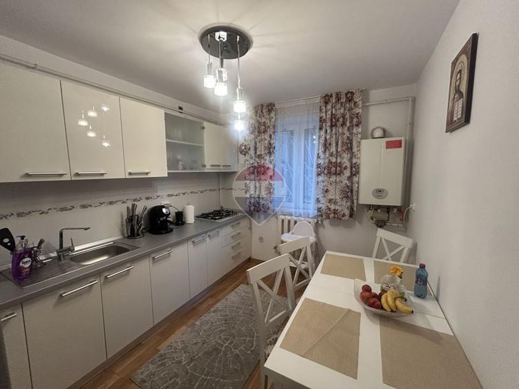 Apartament cu 3 camere decomandat în Central