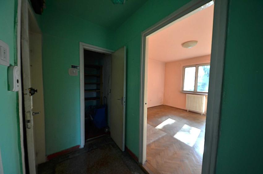 Apartament cu 3 camere semidecomandat în Dâmbu Pietros