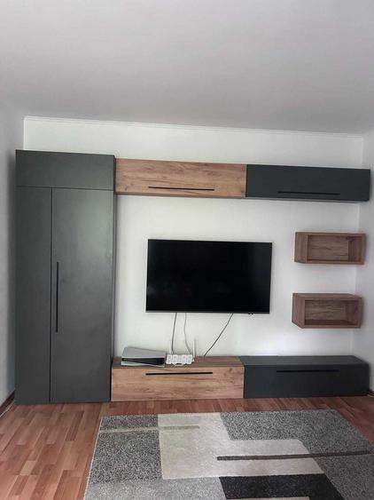 Apartament cu 3 camere semidecomandat în Podu Roș