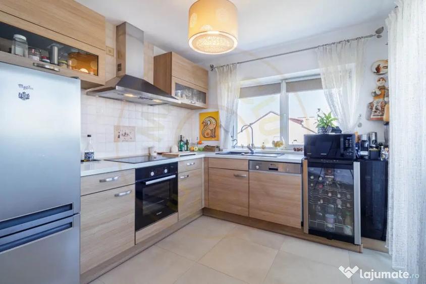 Casă cu 7 camere cu Teren 766 Mp în Central