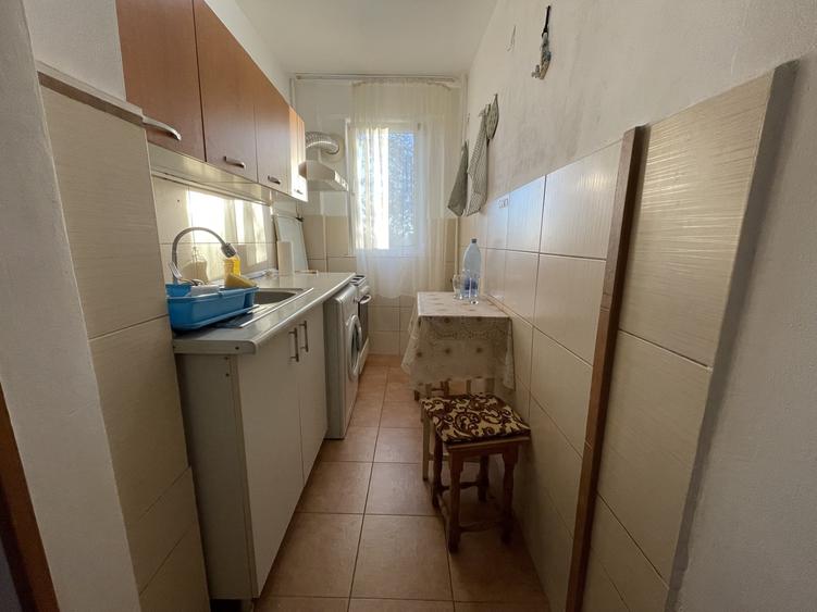 Apartament cu 2 camere semidecomandat, mobilat în Tei