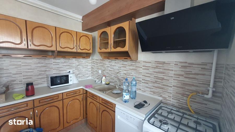 Apartament cu 3 camere semidecomandat, mobilat în Florești
