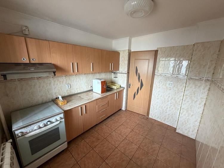 Apartament cu 3 camere semidecomandat în Rahova