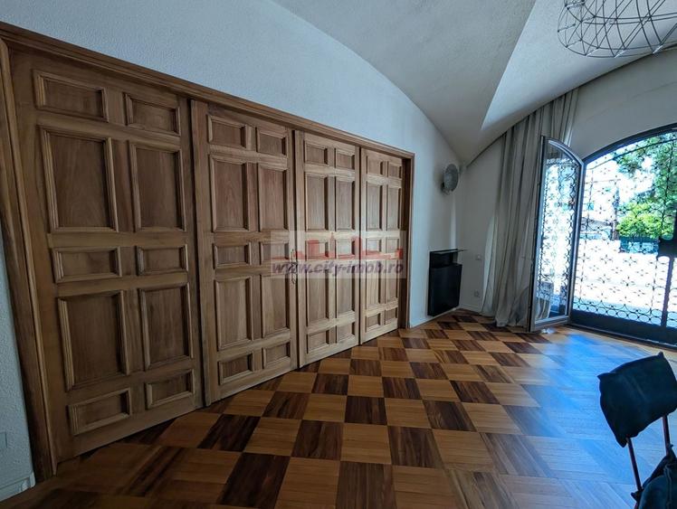 Casă individuală cu 9 camere cu Canalizare în Dacia