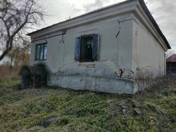 Casă cu 2 camere cu Teren 10000 Mp în Fârtățești