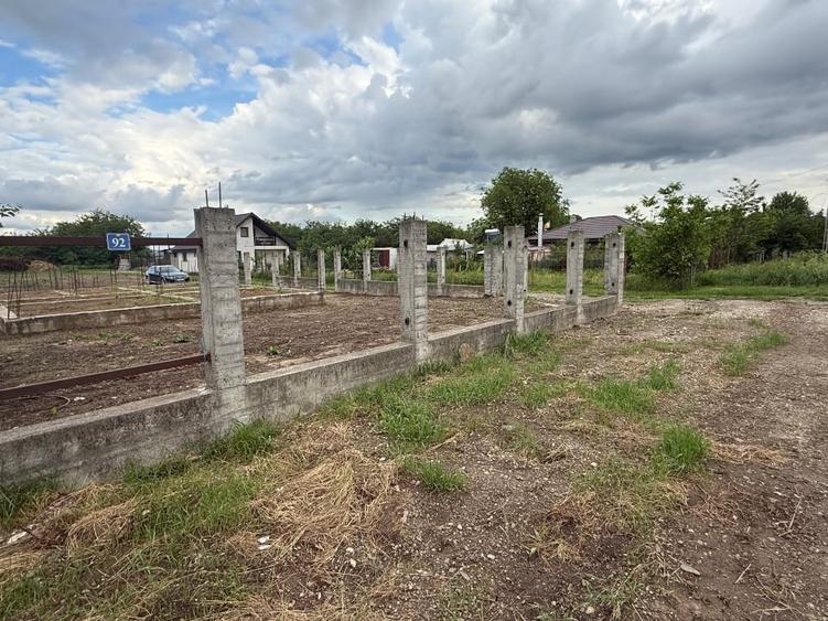 Teren Construcții intravilan de 2100 mp, în Fichitești