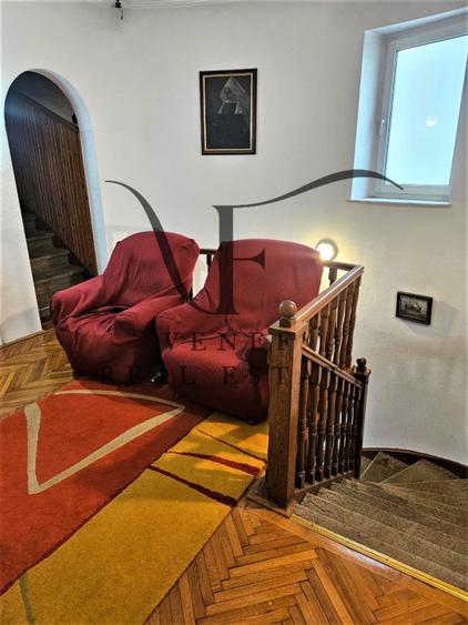 Casă individuală cu 10 camere cu Teren 234 Mp în Barbu Văcărescu