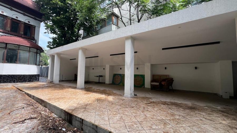 Casă individuală cu 10 camere cu Canalizare în Banu Manta
