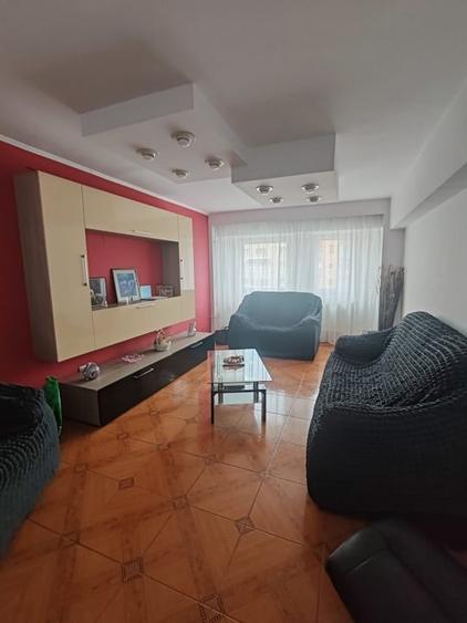 Apartament cu 4 camere decomandat, mobilat în Republicii