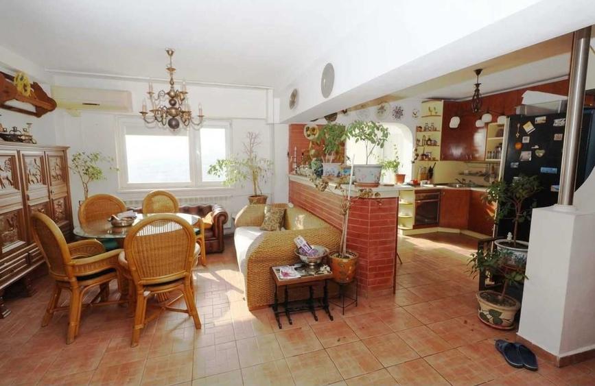 Apartament cu 3 camere decomandat în Titulescu