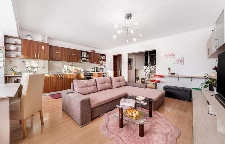 Apartament cu 3 camere decomandat în Polivalentă