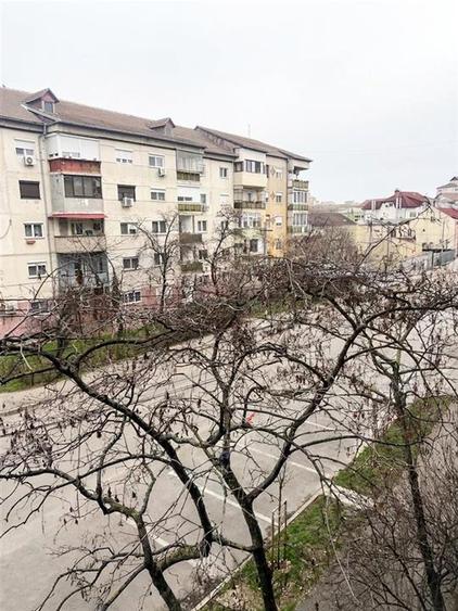 Apartament cu 3 camere decomandat în Decebal