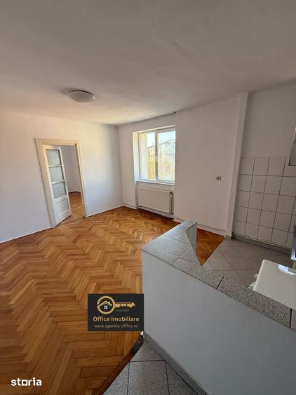 Apartament cu 3 camere semidecomandat în Orașul Vechi