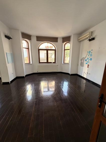 Casă cu 10 camere cu Teren 400 Mp în Central