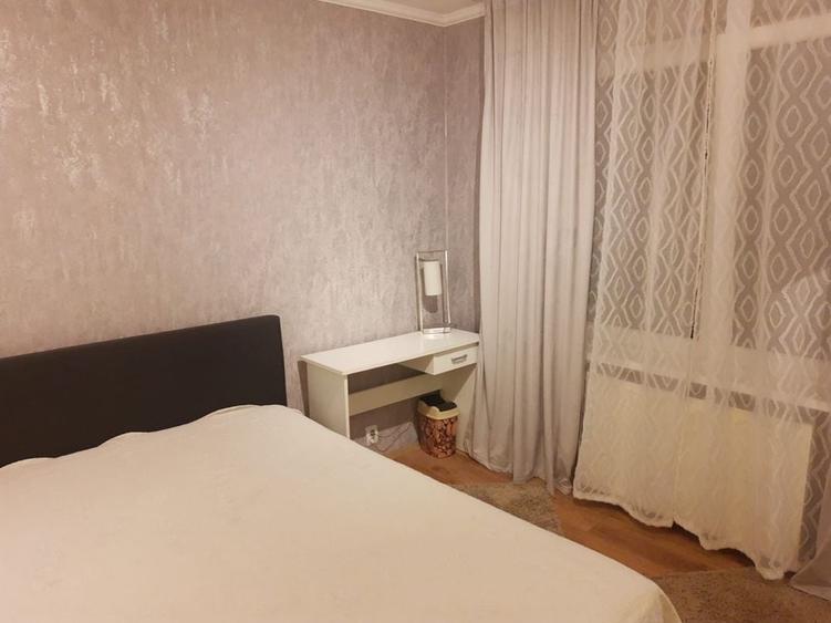 Apartament cu 3 camere decomandat în Cornișa