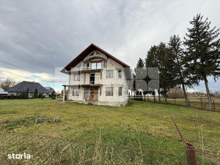 Casă cu 8 camere cu Teren 1674 Mp în Vicovu de Sus
