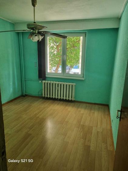 Apartament cu 3 camere semidecomandat în Titan
