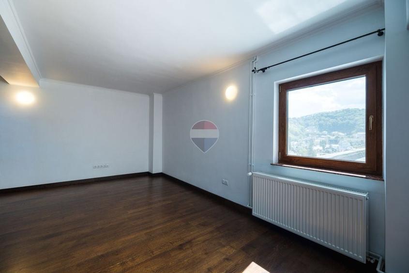 Apartament cu 5 camere decomandat în 15 Noiembrie