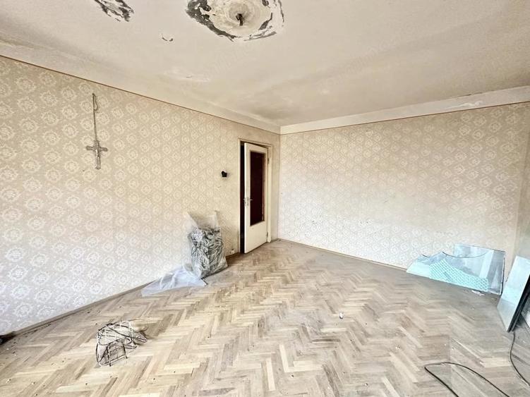 Apartament cu 3 camere decomandat în Soarelui