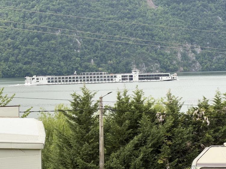 Teren de 4024 mp, în Eșelnița