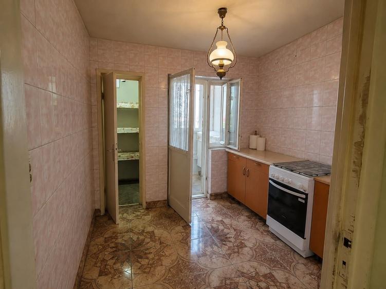 Apartament cu 3 camere decomandat în Craiovița Nouă