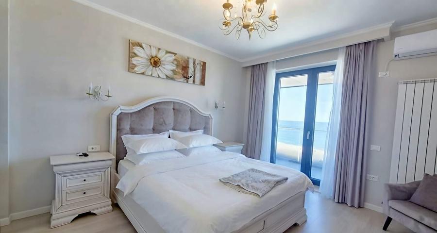 Apartament cu 3 camere decomandat, mobilat în Faleza Nord