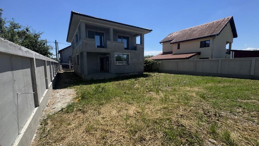 Casă individuală cu 5 camere cu Canalizare în Cristian