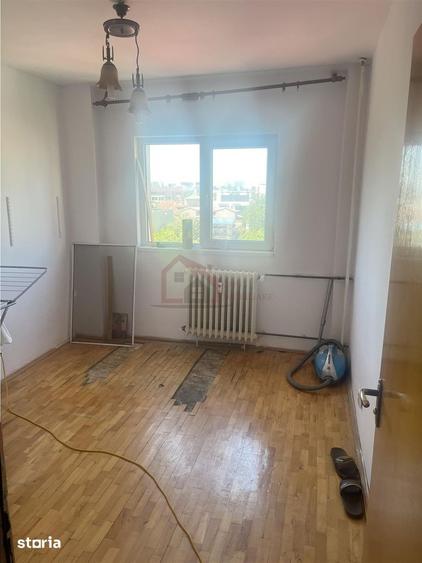 Apartament cu 4 camere decomandat în Tei